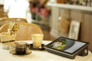 Qué Papel Juega la Capacitación del Personal en el Control de Costos de un Restaurante - a tablet and coffee cups on a table