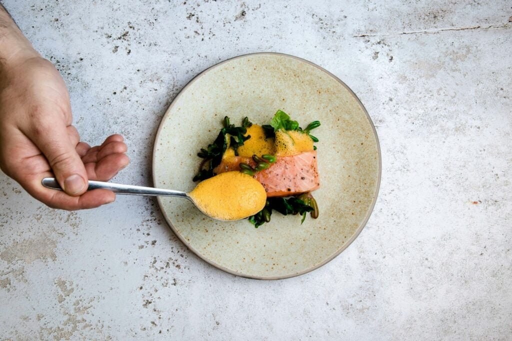 Cómo Calcular el Porcentaje de Costo de Ingredientes por Plato - person holding stainless steel fork