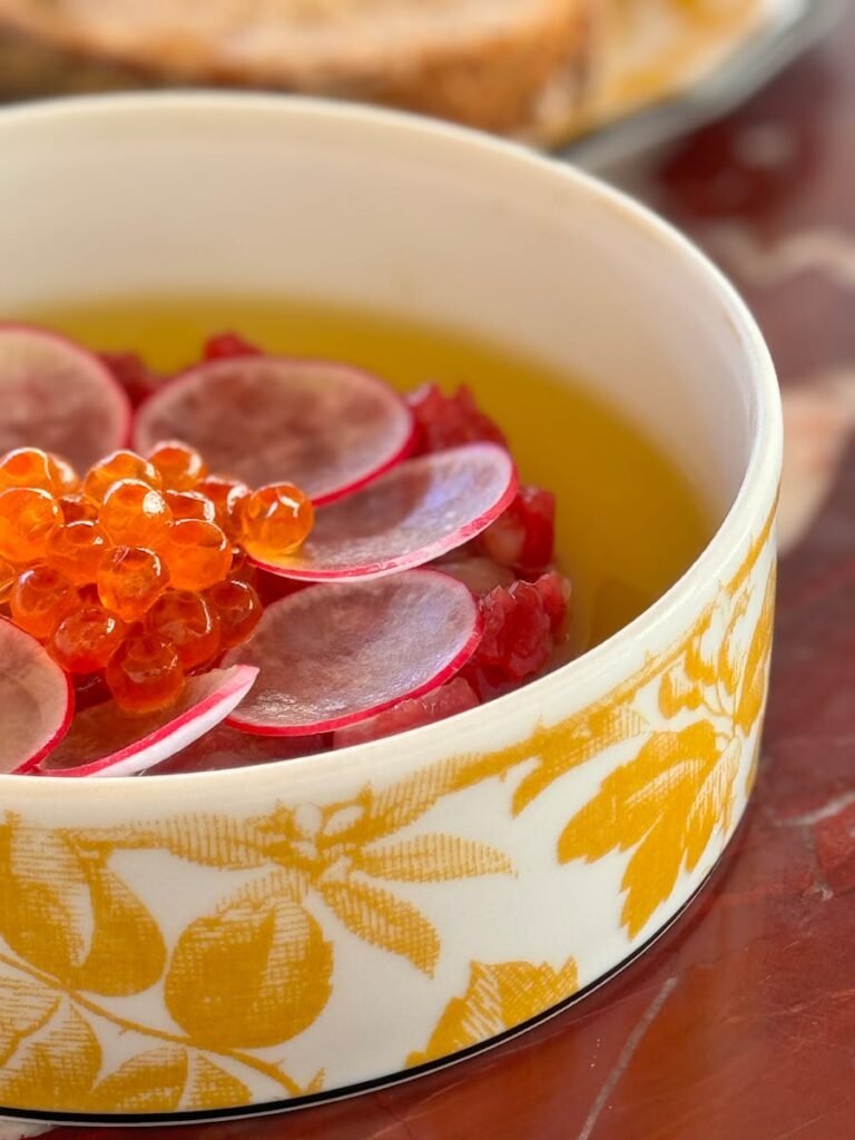 finanzas para restaurantes - A bowl of food with red caviar and radishes