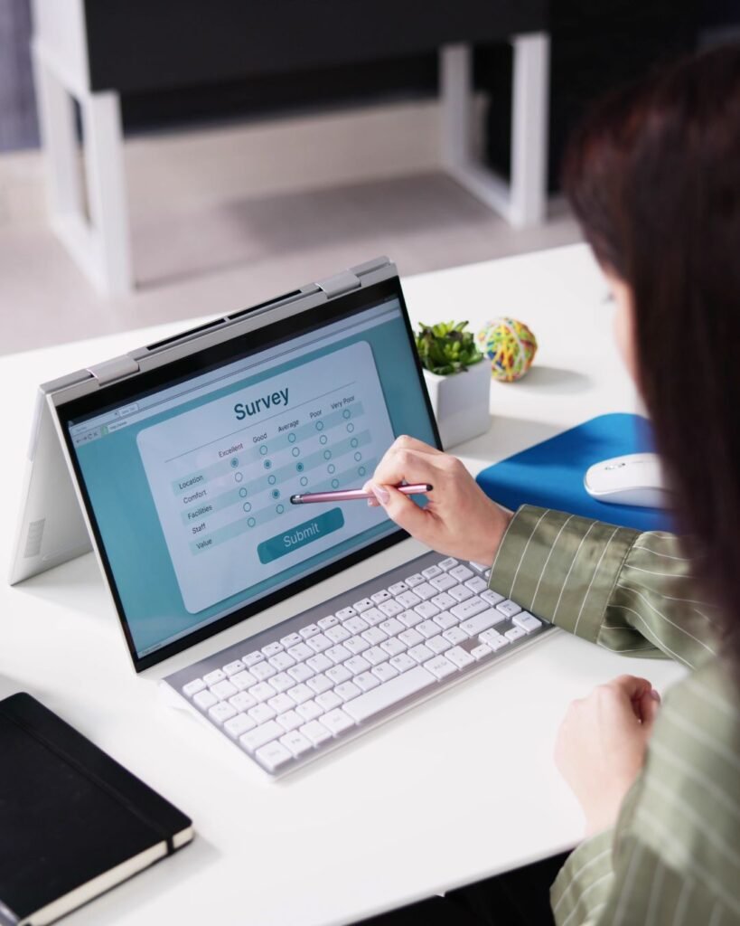 Cómo realizar encuestas efectivas en tu restaurante - turned on black and grey laptop computer
