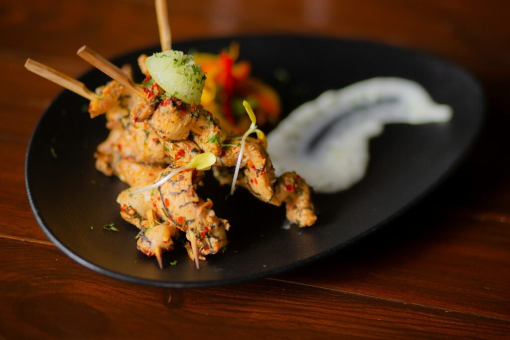 finanzas para restaurantes - cooked food on black plate