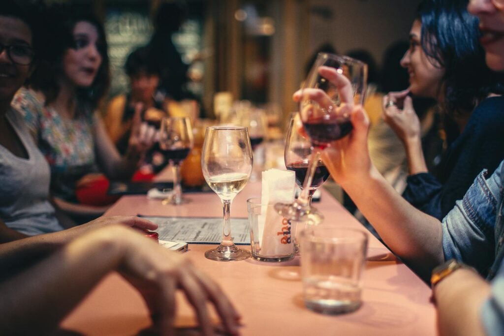 la industria de la restauración - People Drinking Liquor and Talking on Dining Table Close-up Photo
