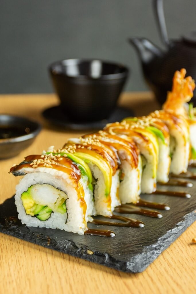 Cómo se hace el sushi - sushi on brown wooden tray