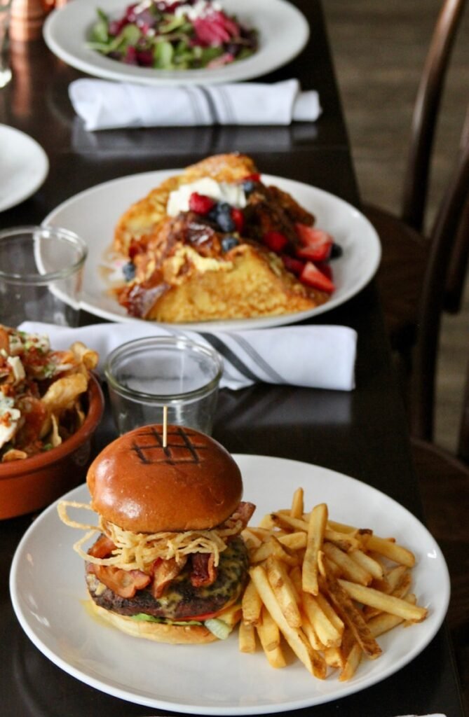 mejores ciudades del mundo para abrir un restaurante - fried fries and burger on plate