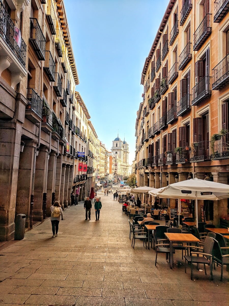 madrid - mejores ciudades del mundo para abrir un restaurante - people in a street during daytime