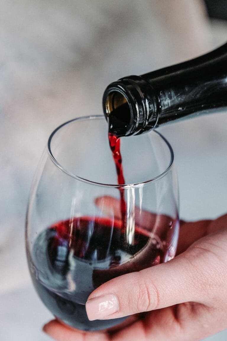 person pouring wine on clear wine glass - Abocado ¿Qué es?