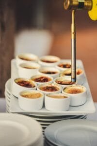 Acaramelar, Definición y Técnica - tray of food in bowls