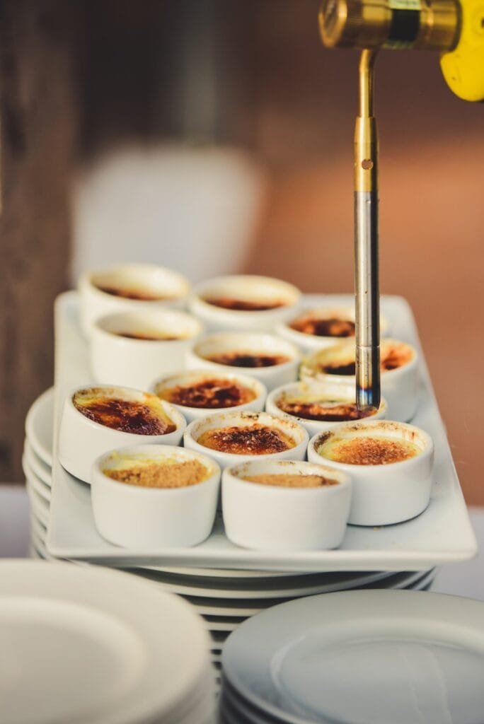 Acaramelar, Definición y Técnica - tray of food in bowls