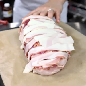 Albardear es una técnica culinaria tradicional que consiste en recubrir una pieza de carne, ave o pescado con láminas finas de tocino o panceta antes de su cocción.